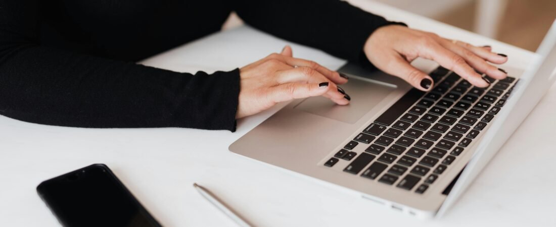 How to Start Selling Digital Products in 2025: Beginner’s Guide 📱💻