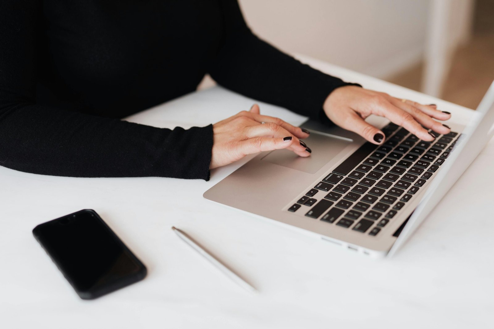 How to Start Selling Digital Products in 2025: Beginner’s Guide 📱💻